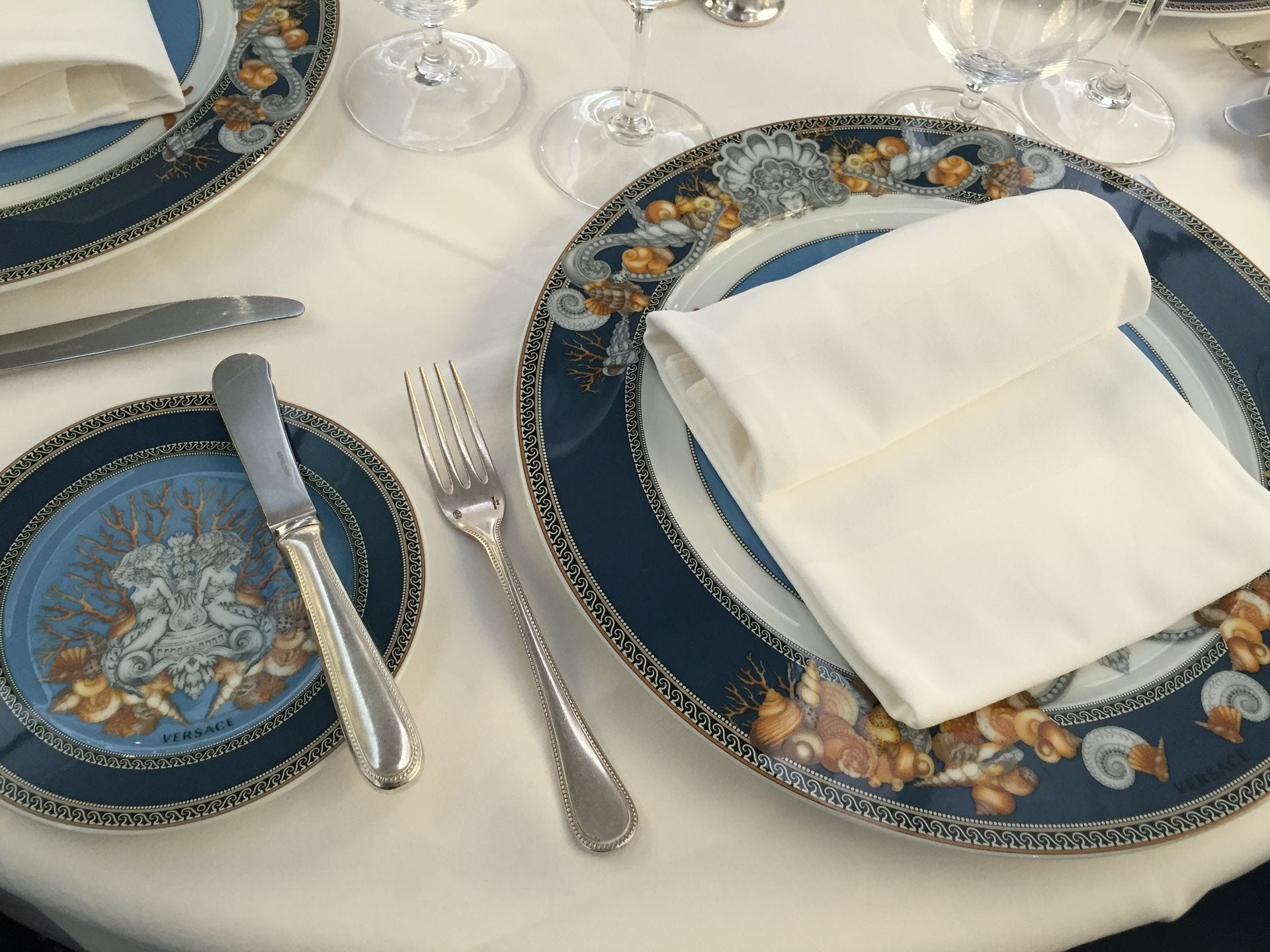 Un detalle del lujo que encontraremos a bordo del Restaurante Compass Rose a bordo del Seven Seas Mariner de Regent Seven Seas. REGENT SEVEN SEAS CRUISES SEVEN SEAS MARINER REGENT CRUISES LUXURY CRUISES REGEN SEVEN SEAS CRUCEROS DE LUJO REGENT SEVEN SEAS MARINER CRUCEROS RSSC REGENT CRUISES ALASKA LUXURY CRUISES CRUCEROS DE LUJO ALASKA #crucerosdelujo #luxurycruises #crucerosexclusivos #regentsevenseas #regentcruises #rssc #crucerosregent #sevenseasmariner #regentmariner #luxurycruises #crucerosdeluxe #crucerosdelujo #cruceroslujo #crucerosmillonarios #cruiselife #cruises #richpeople #richlife #crucerosexclusivos #crucerospararicos #vacaciones #verano #navidad #ofertasdecruceros #lujo #exclusivo #viajesdelujo #agenciadeviajes #bidaiak #creuers #deluxe #crucerosensuite #onlysuites #suitecruises #luxurysuite #suitevacation #cruisevacation #luxuryvacation #regentsuite #regentcruise #luxe #7seasmariner #7seascruises #crucerosregent7seas #crucerosregent #cruceros7seas #7seasmariner #VajillaVersace #Versace #CrucerosLujo #DetallesLujo